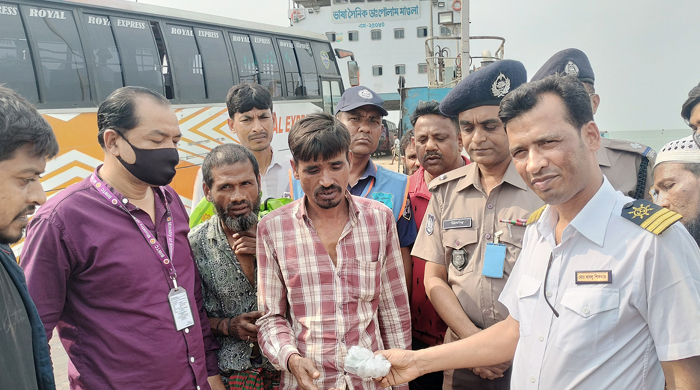  আইসক্রিম বিক্রেতার হারানো টাকা উদ্ধার করে ফেরত দিলো দৌলতদিয়া নৌ পুলিশ